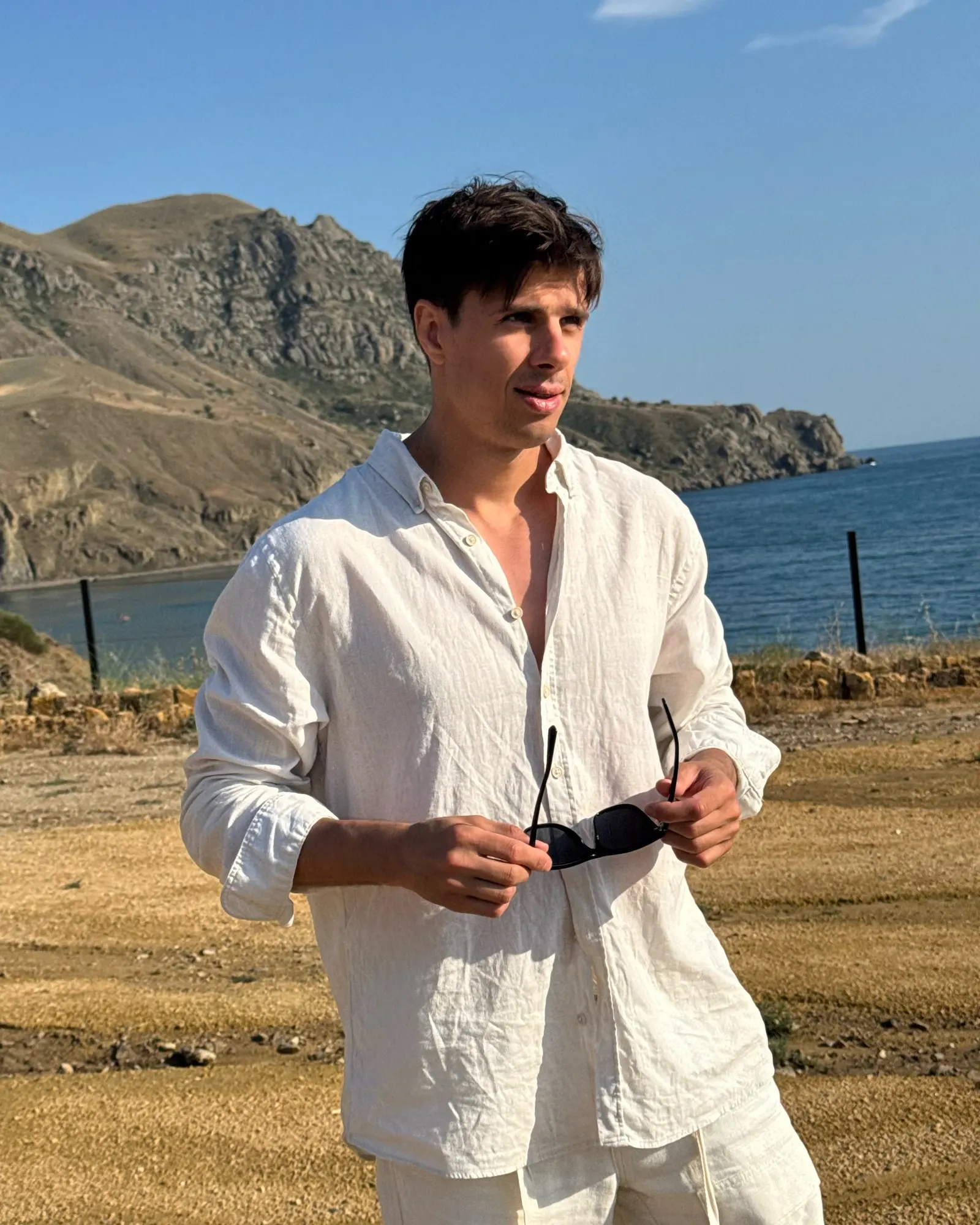 Константин в белой рубашке на берегу моря